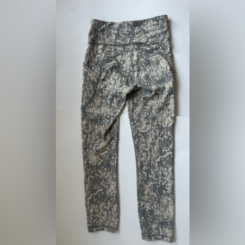 Lululemon Invigorate High-Rise Crop 23 Gray Patterned Leggings 4 - Picture 4 of 7